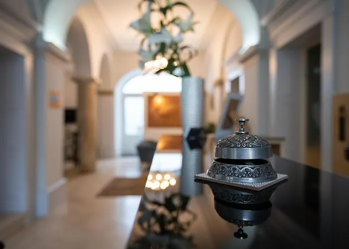 Atrium Rooms & Cafe